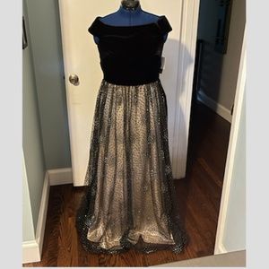 Women's Long Off the Shoulder a-Line Formal Ballgown Dress Size 10